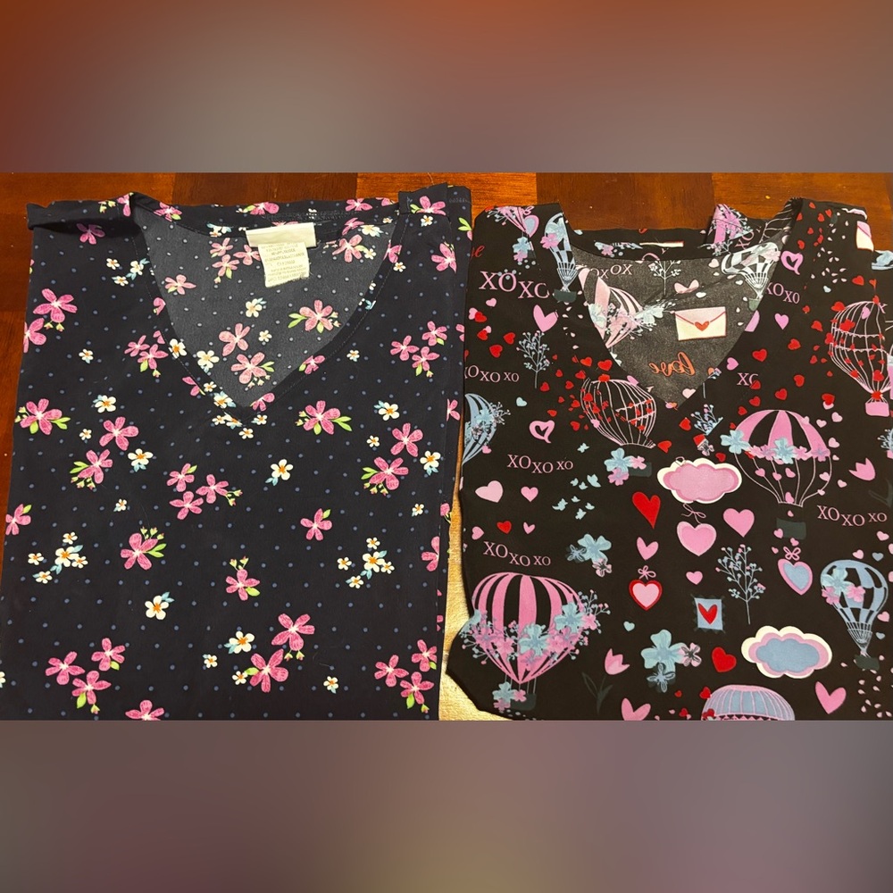 SET of 2 Scrub Tops Floral and Heart size XL